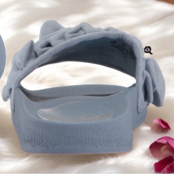 Fergalicious Blue Flutter Slide - Picture 3 of 6